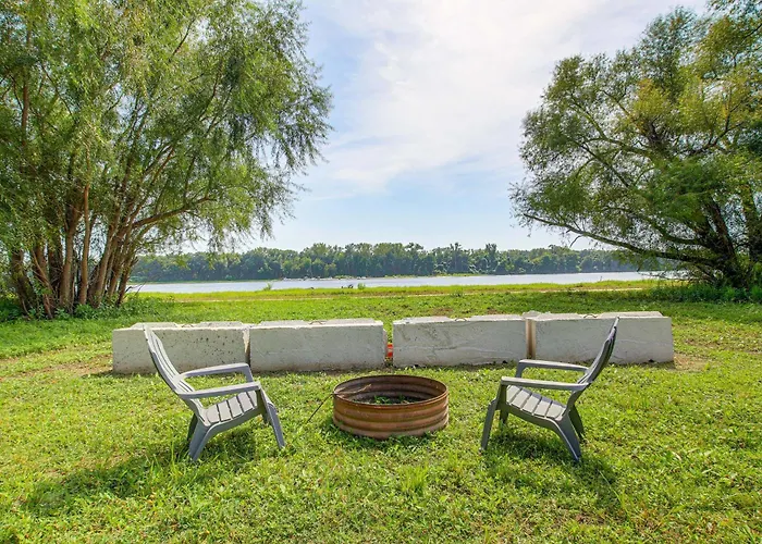 Spacious W/ Deck & Mississippi River Views Ferienhaus