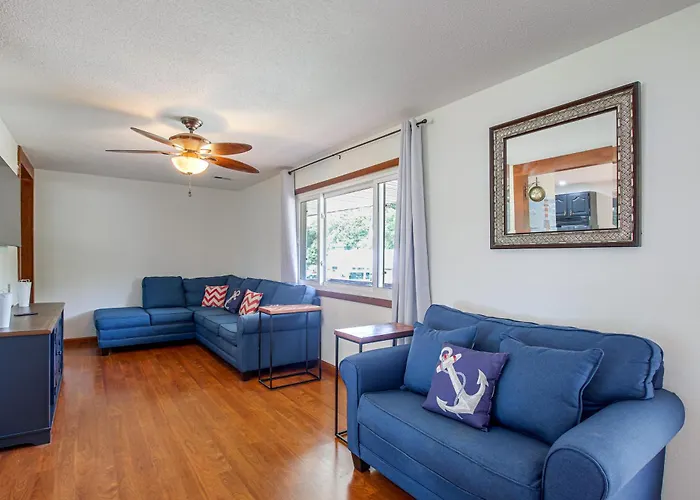 Spacious W/ Deck & Mississippi River Views Grafton