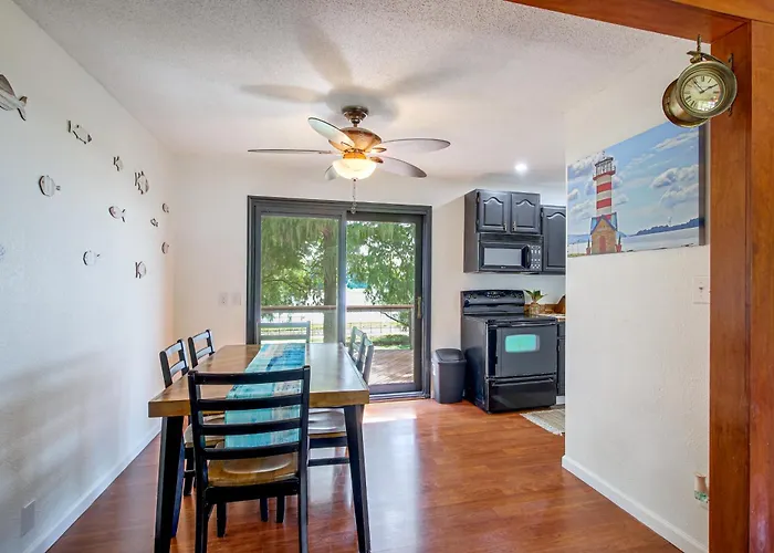 Spacious W/ Deck & Mississippi River Views Ferienhaus *