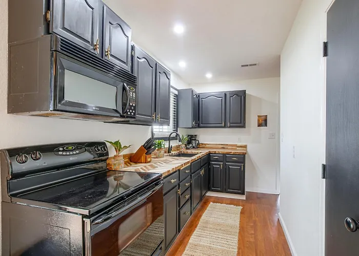 Spacious W/ Deck & Mississippi River Views *