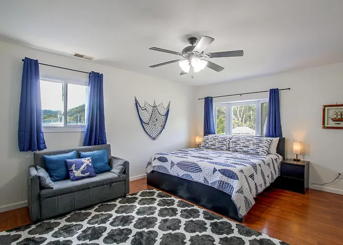 Spacious W/ Deck & Mississippi River Views *