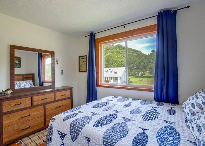Spacious W/ Deck & Mississippi River Views Grafton