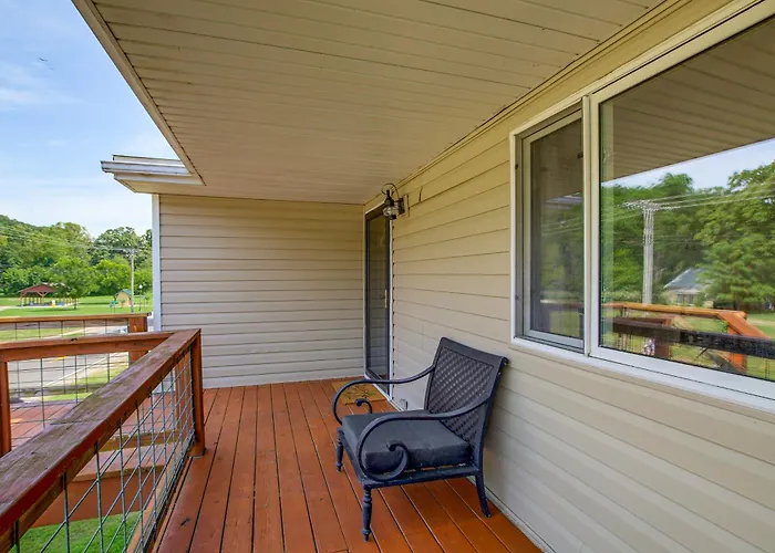 Spacious W/ Deck & Mississippi River Views *