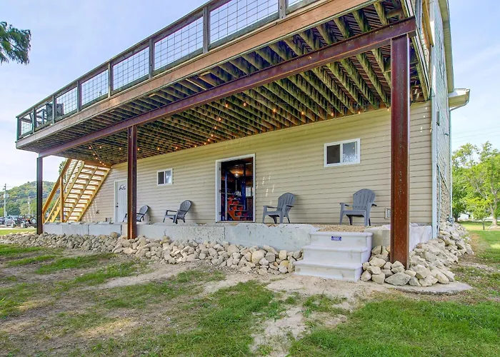 Spacious W/ Deck & Mississippi River Views *