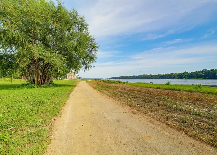 Spacious W/ Deck & Mississippi River Views Grafton