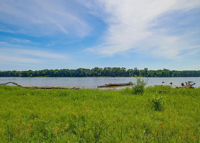 Spacious W/ Deck & Mississippi River Views Grafton